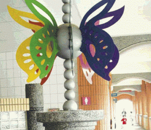 嘉義大學附設實驗小學與洗手台結合的公共藝術作品。