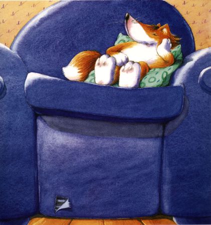 狐狸坐在藍色沙發上