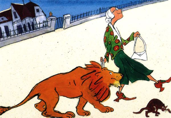 一個老太太帶著一隻橘色的獅子