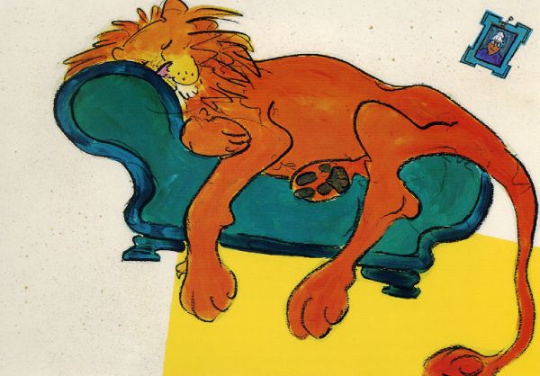 一隻巨大的橘色獅子躺在綠色沙發上