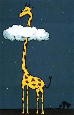 夜晚站著睡的長頸鹿，脖子長長的透過天空的雲朵