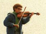 《瞬間收藏家》站在碼頭上，拉小提琴的男孩。