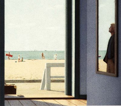 《瞬間收藏家》海灘的小屋前，望著海洋的男子。