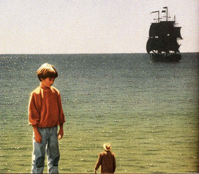 《馬提與祖父》小男孩與祖父站在海邊