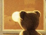 《小熊乖乖睡》泰迪熊站在窗邊看著窗外