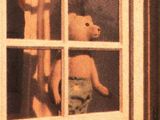 《小熊乖乖睡》泰迪熊站在窗邊看著窗外
