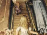小女孩跟著胡桃人偶走上樓梯