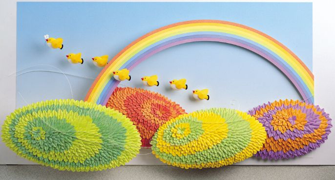《彩虹希望》一群黃色小鳥咬著花朵飛過彩虹